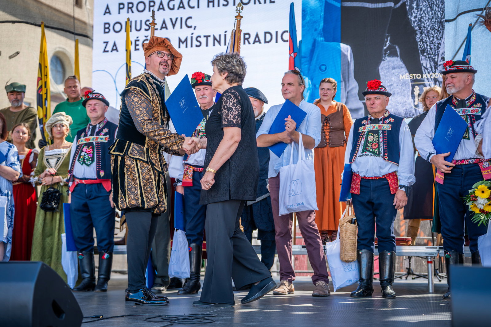 Paní Budíková přebírá cenu in memoriam za Emanuela Budíka