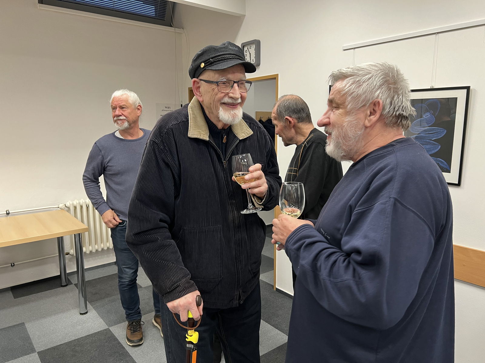 Vernisáž výstavy navštívil také pan doktor Jiří Dunděra, držitel Ceny města Kyjova a držitel Ceny starosty města. Podělil se o své vzpomínky na paní Markovou.