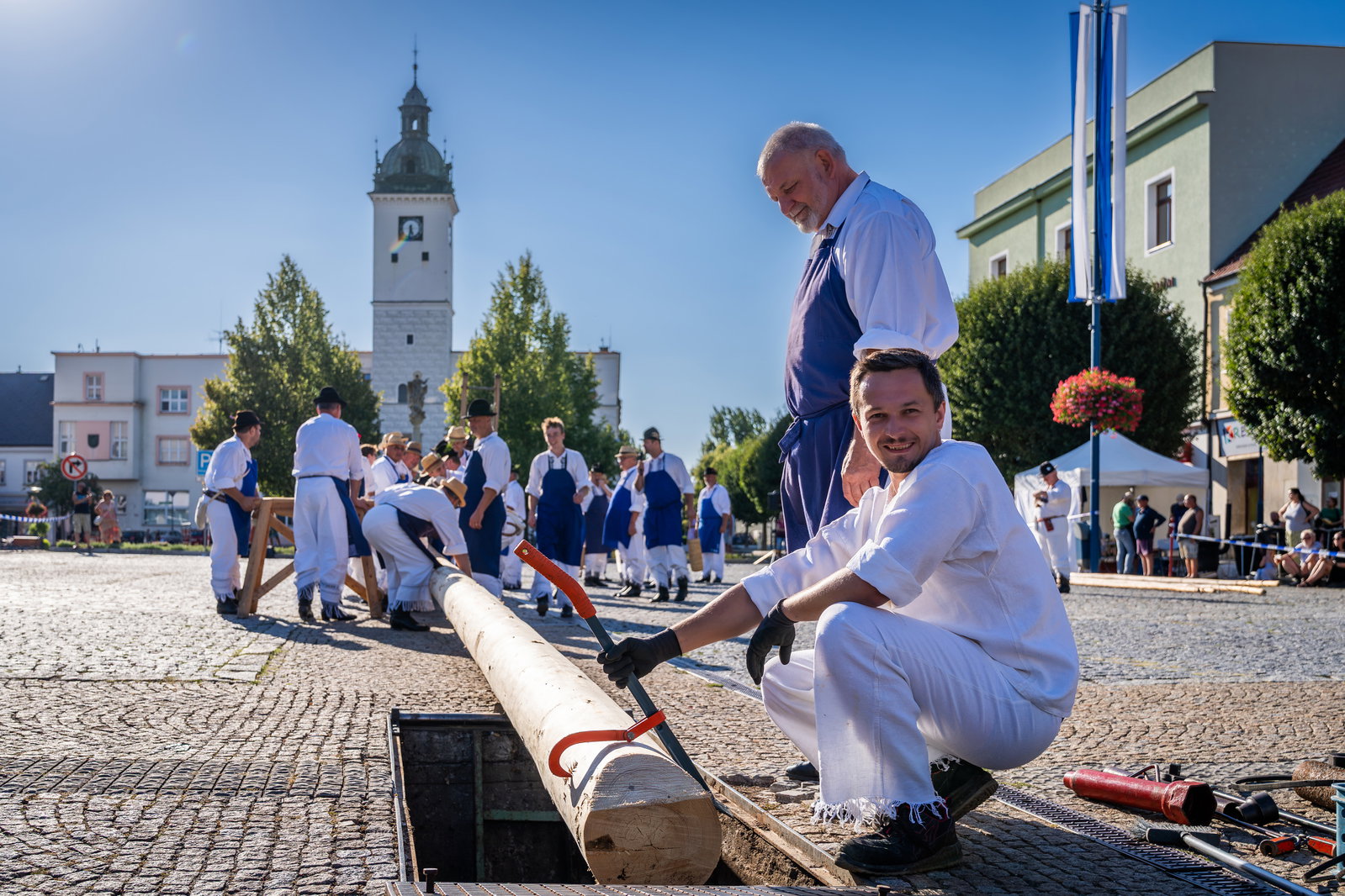 Stavění máje k příležitosti 900 let města a sousedské posezení pod májú