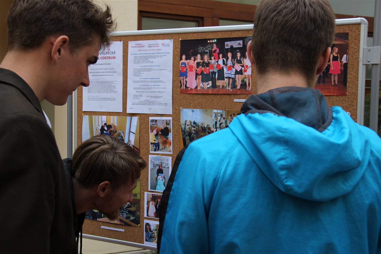 Nástěnka s fotkami dobrovolnické činnosti