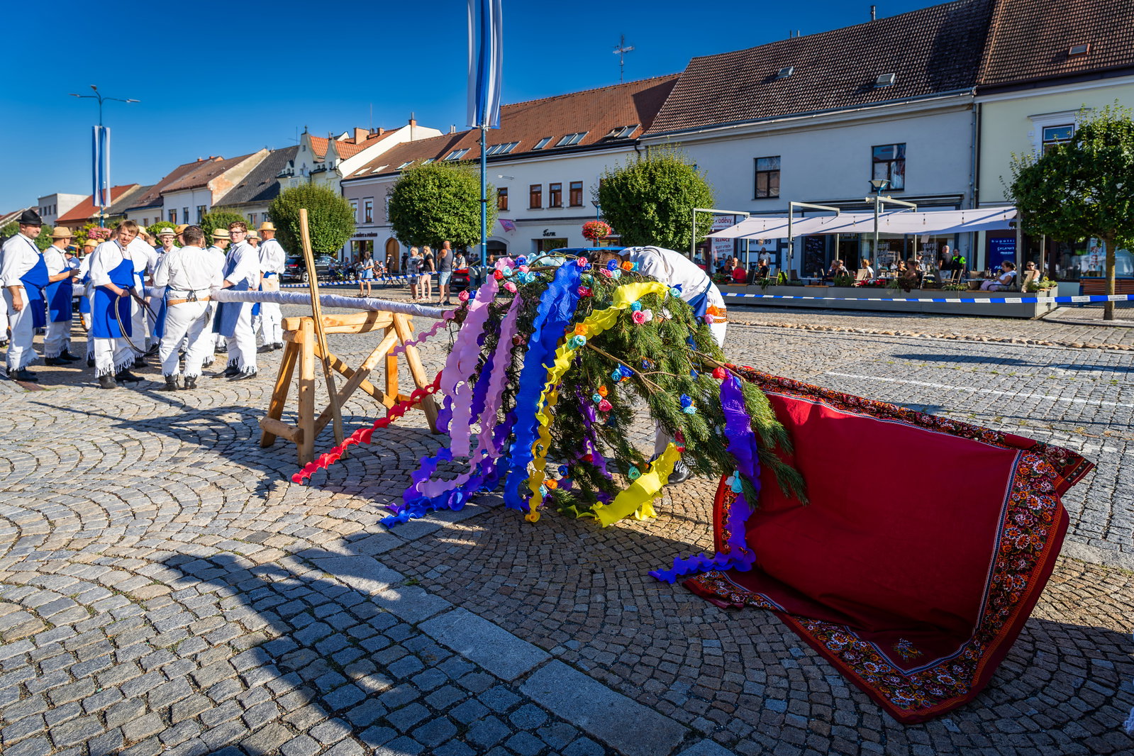 Stavění máje k příležitosti 900 let města a sousedské posezení pod májú