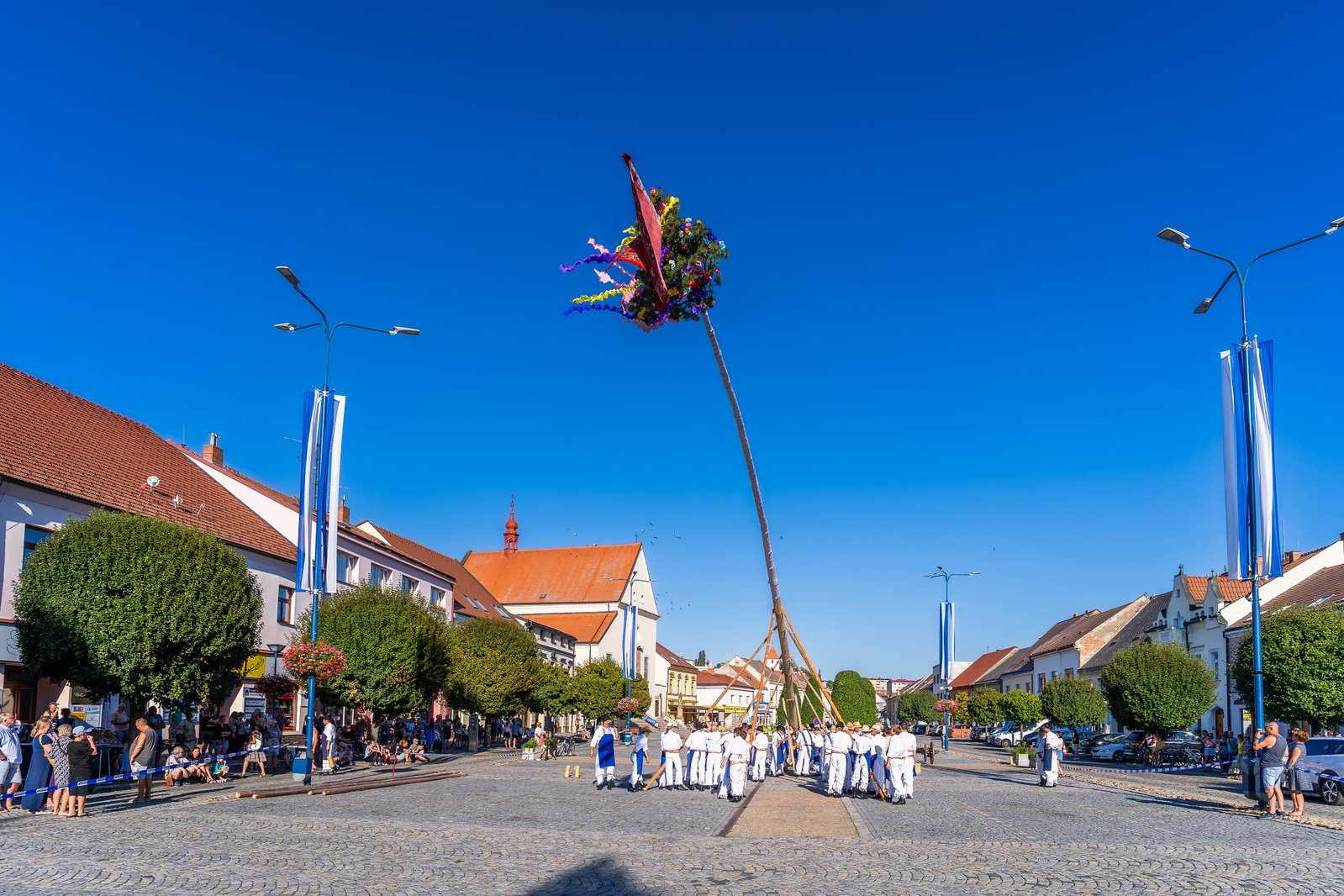 Stavění máje k příležitosti 900 let města a sousedské posezení pod májú