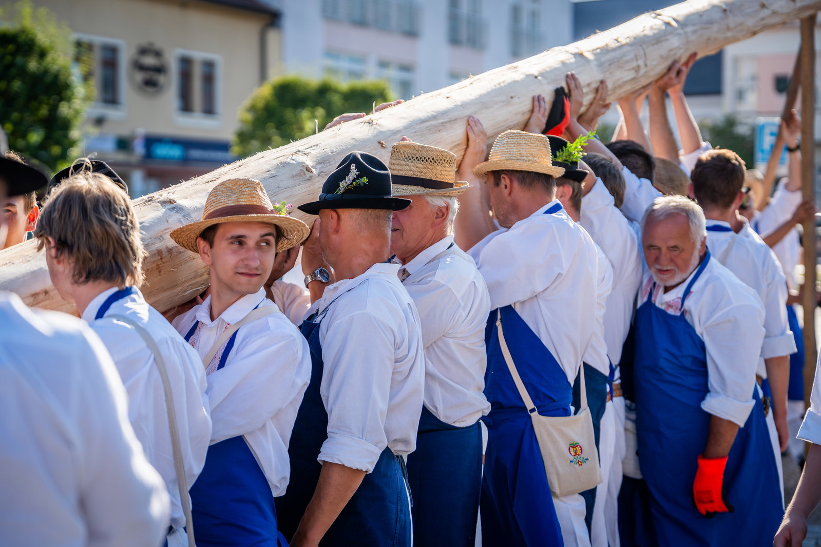 Stavění máje k příležitosti 900 let města a sousedské posezení pod májú
