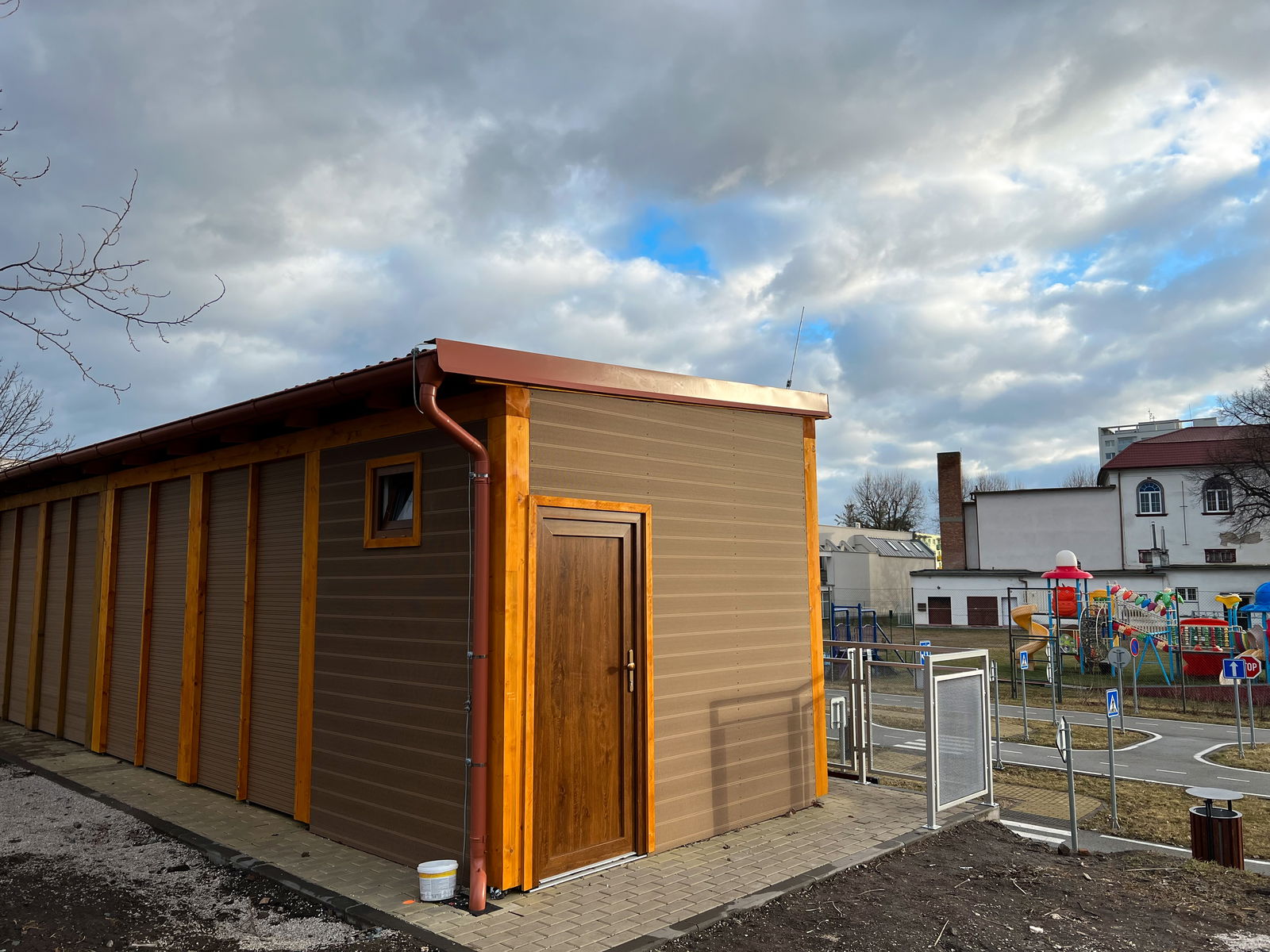 Zázemí dětského dopravního hřiště.