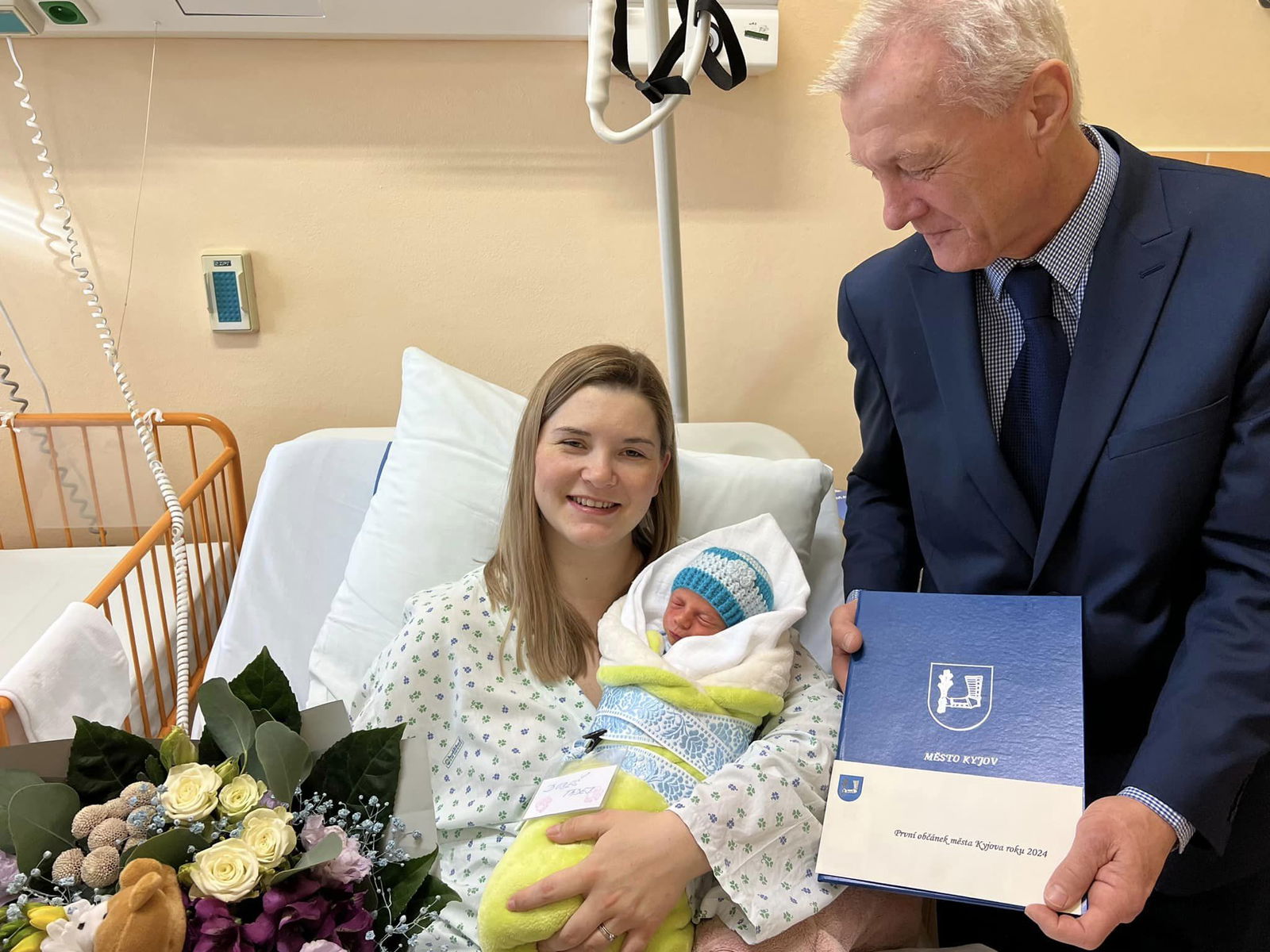 První letošní Kyjovjáček s maminkou a místostarostou Kamilem Filípkem.