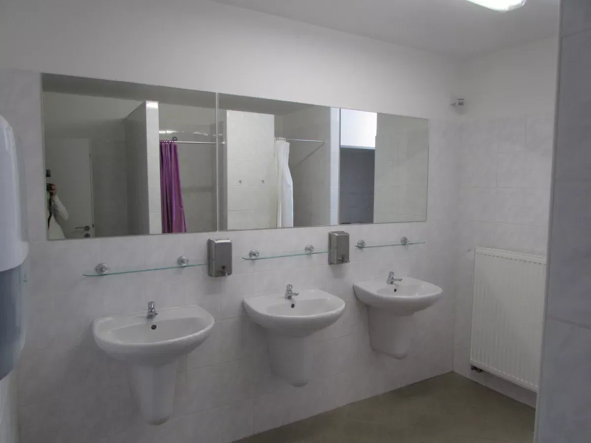 Umývárna společná pro šestilůžkové pokoje