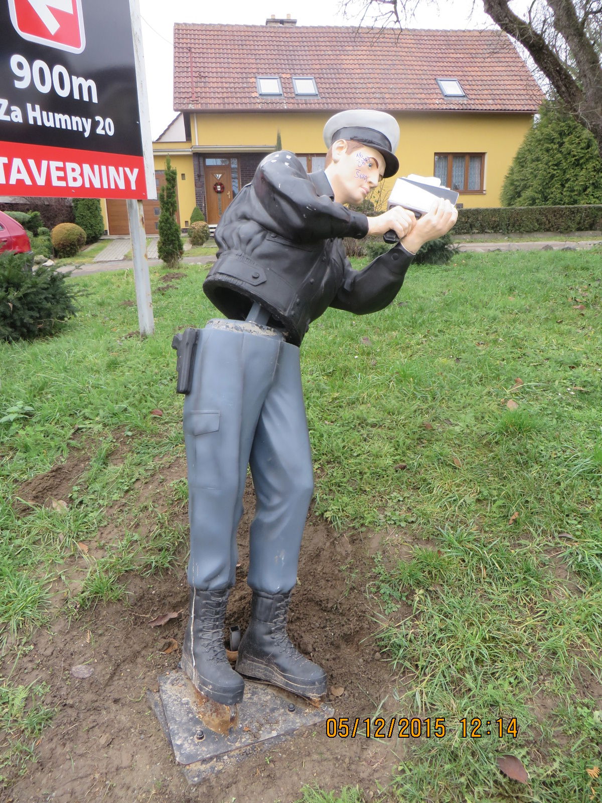 Zničený plastový policista v Boršově