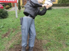 Zničený plastový policista v Boršově