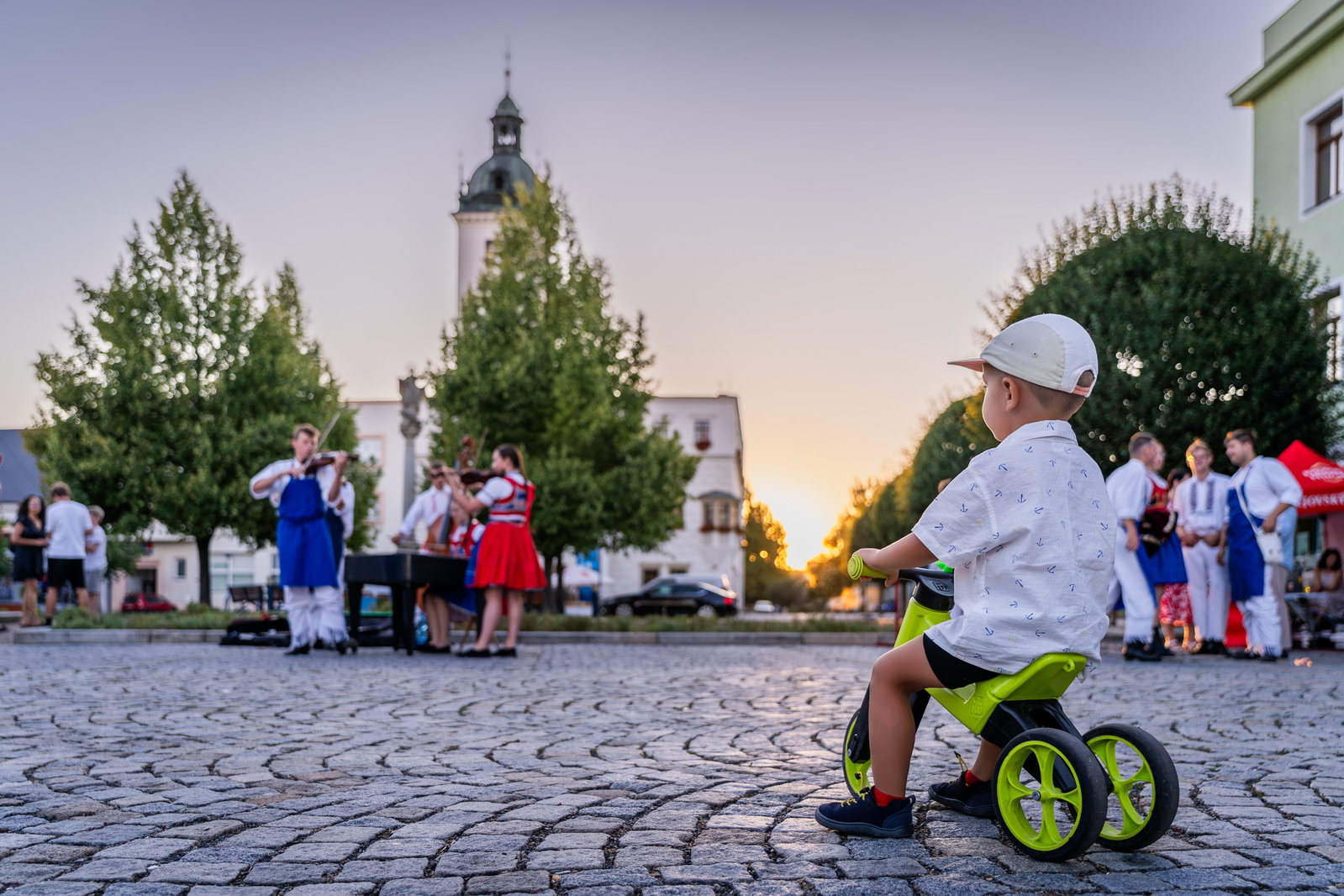 Stavění máje k příležitosti 900 let města a sousedské posezení pod májú