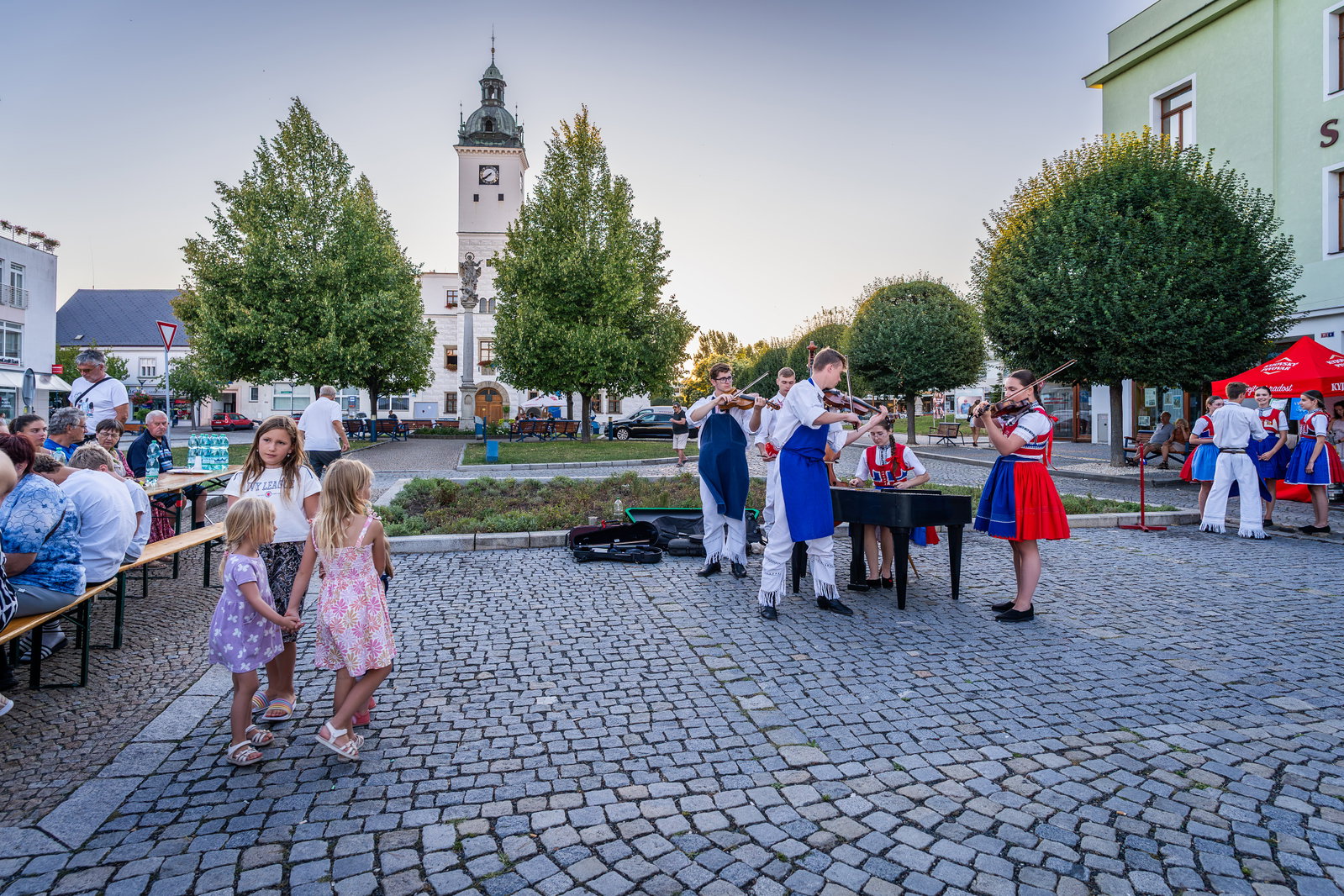 Stavění máje k příležitosti 900 let města a sousedské posezení pod májú