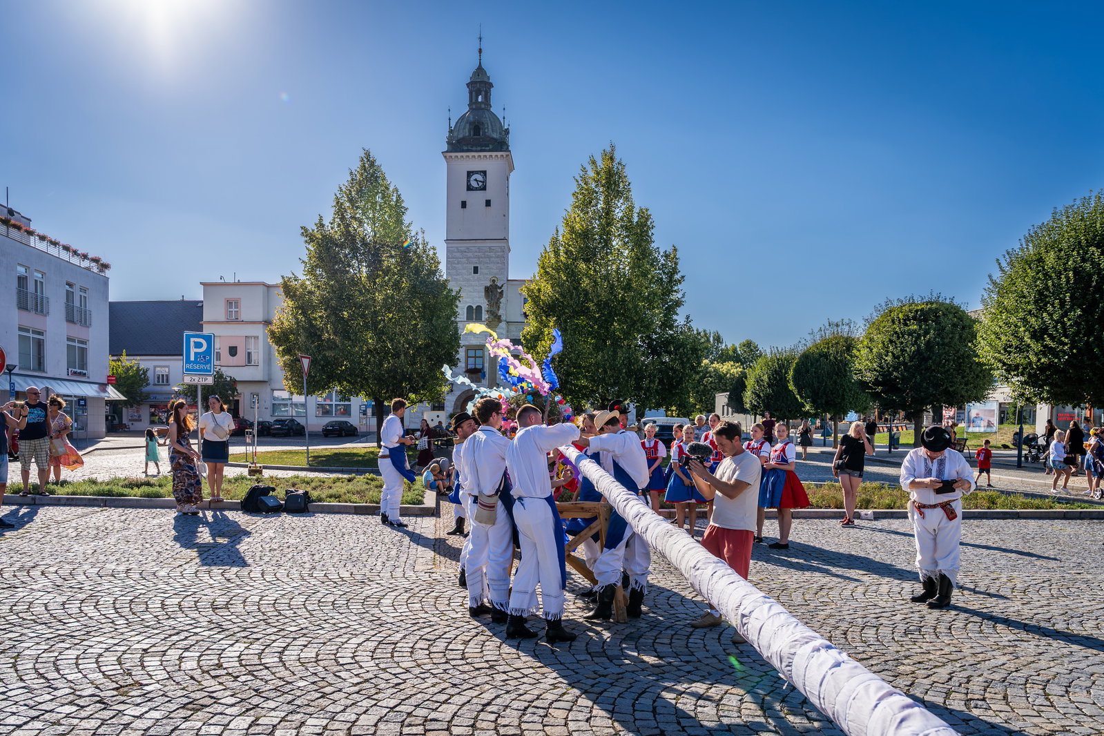 Stavění máje k příležitosti 900 let města a sousedské posezení pod májú