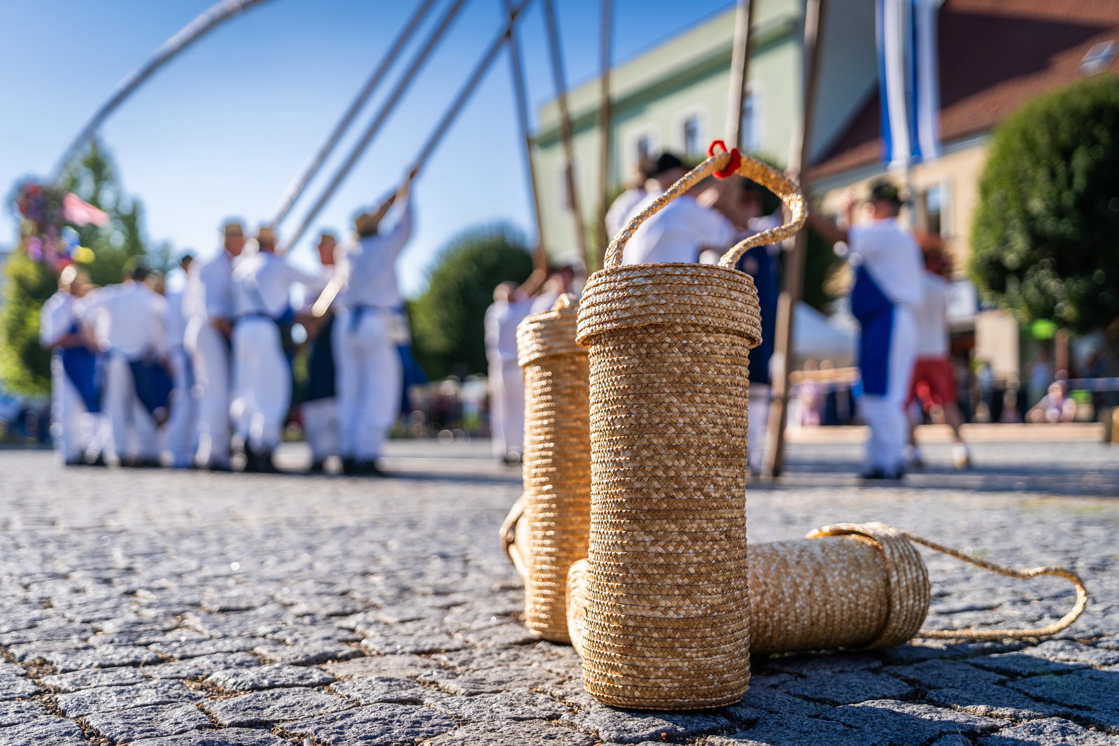 Stavění máje k příležitosti 900 let města a sousedské posezení pod májú