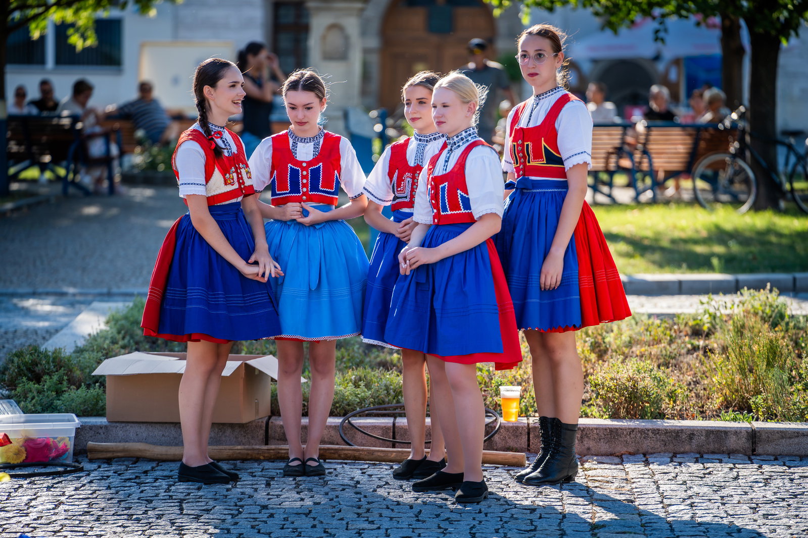 Stavění máje k příležitosti 900 let města a sousedské posezení pod májú