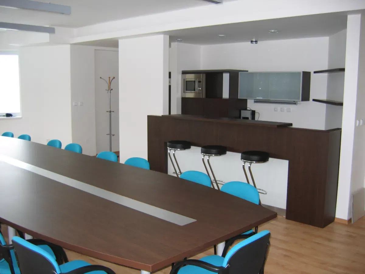 Společenská (zasedací) místnost s barem