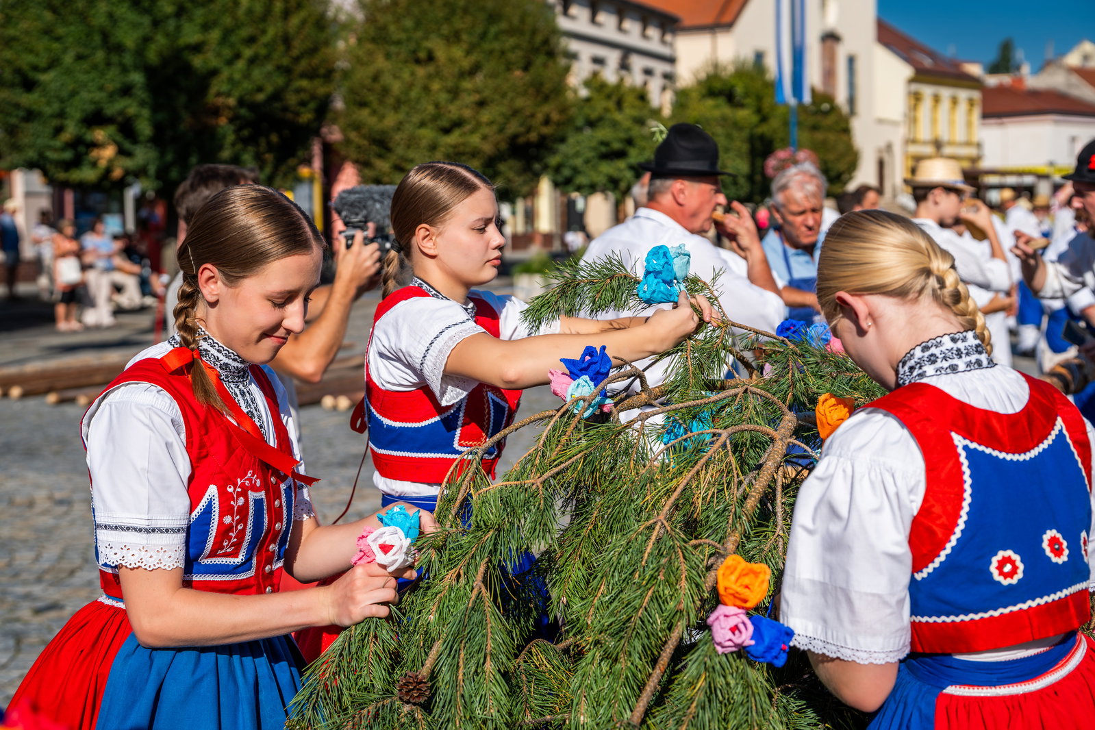Stavění máje k příležitosti 900 let města a sousedské posezení pod májú