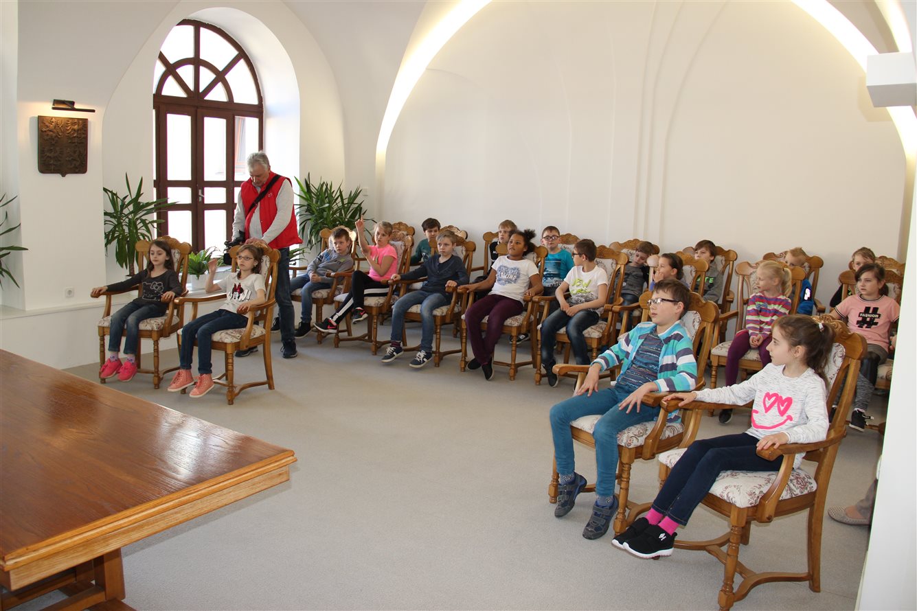 Děti v obřadní síni