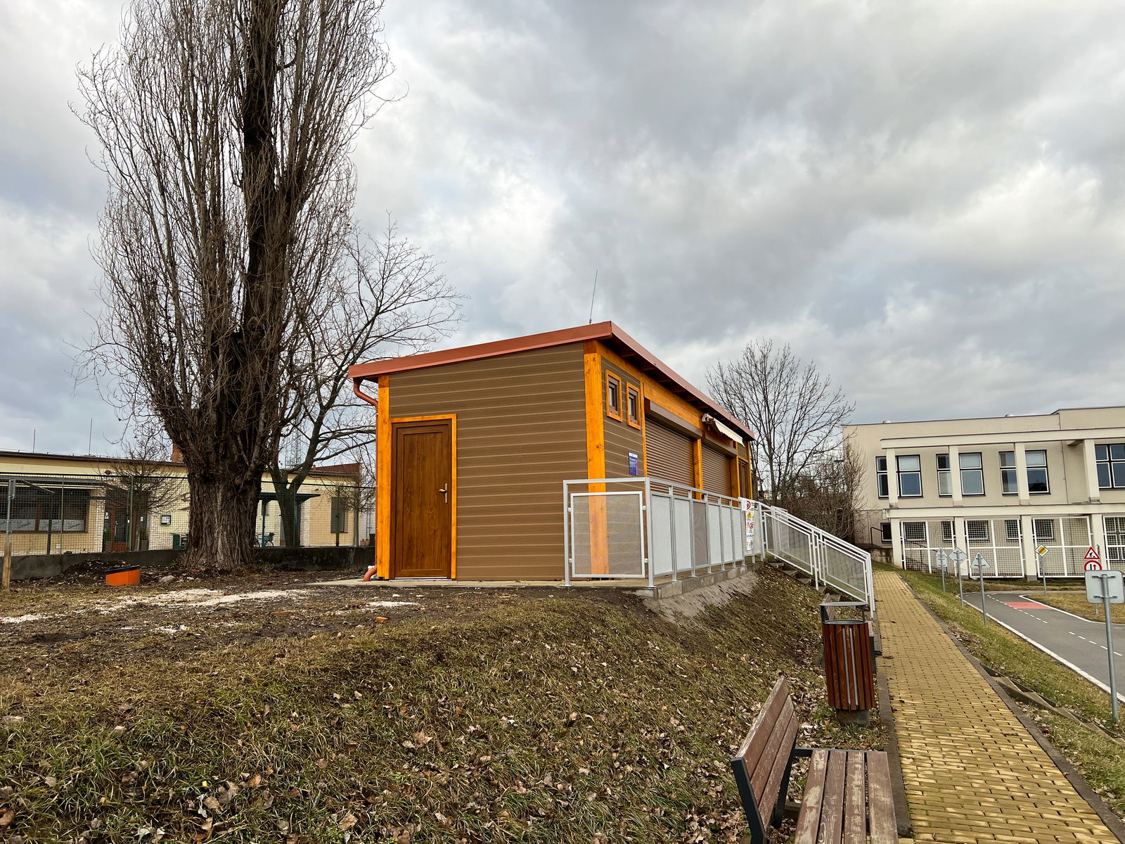 Zázemí dětského dopravního hřiště.