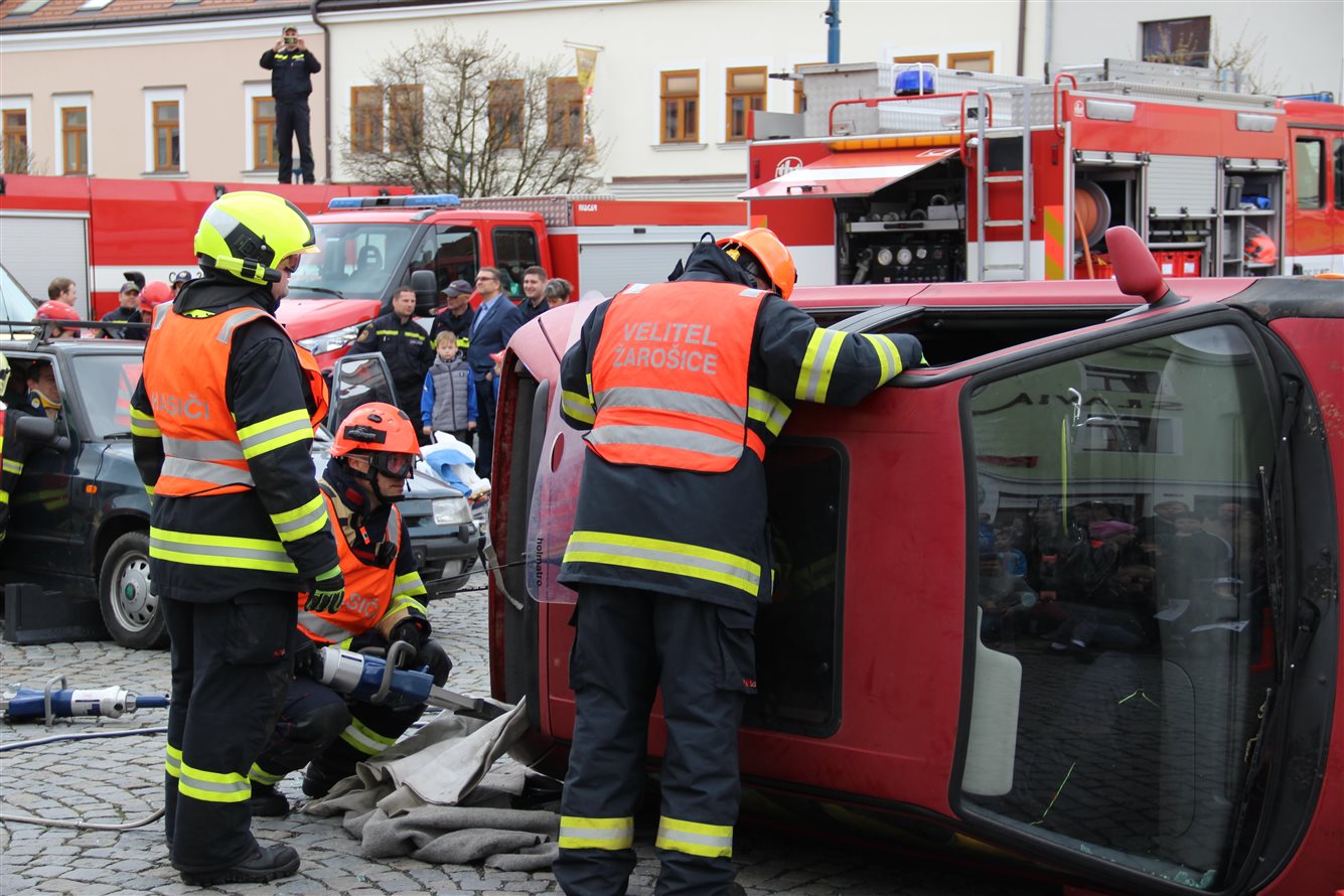 Zásah hasičů při vyprošťování z auta