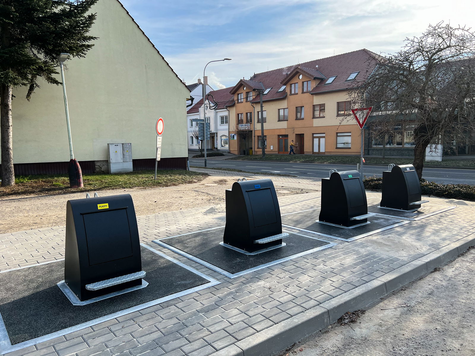 První podzemní kontejnery jsou již v provozu