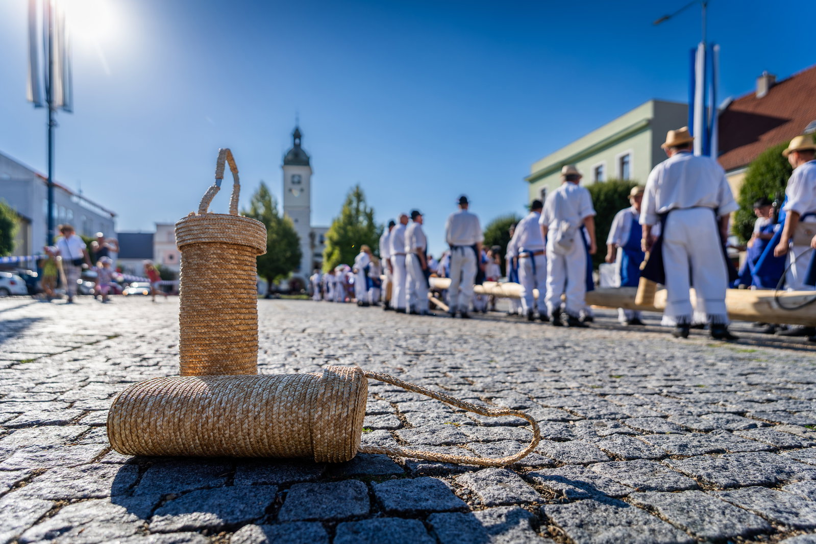 Stavění máje k příležitosti 900 let města a sousedské posezení pod májú