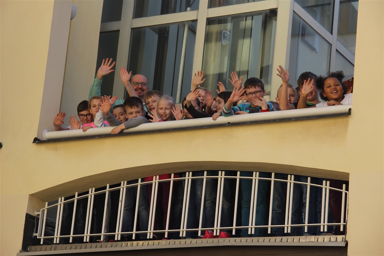 Děti na balkóně radnice