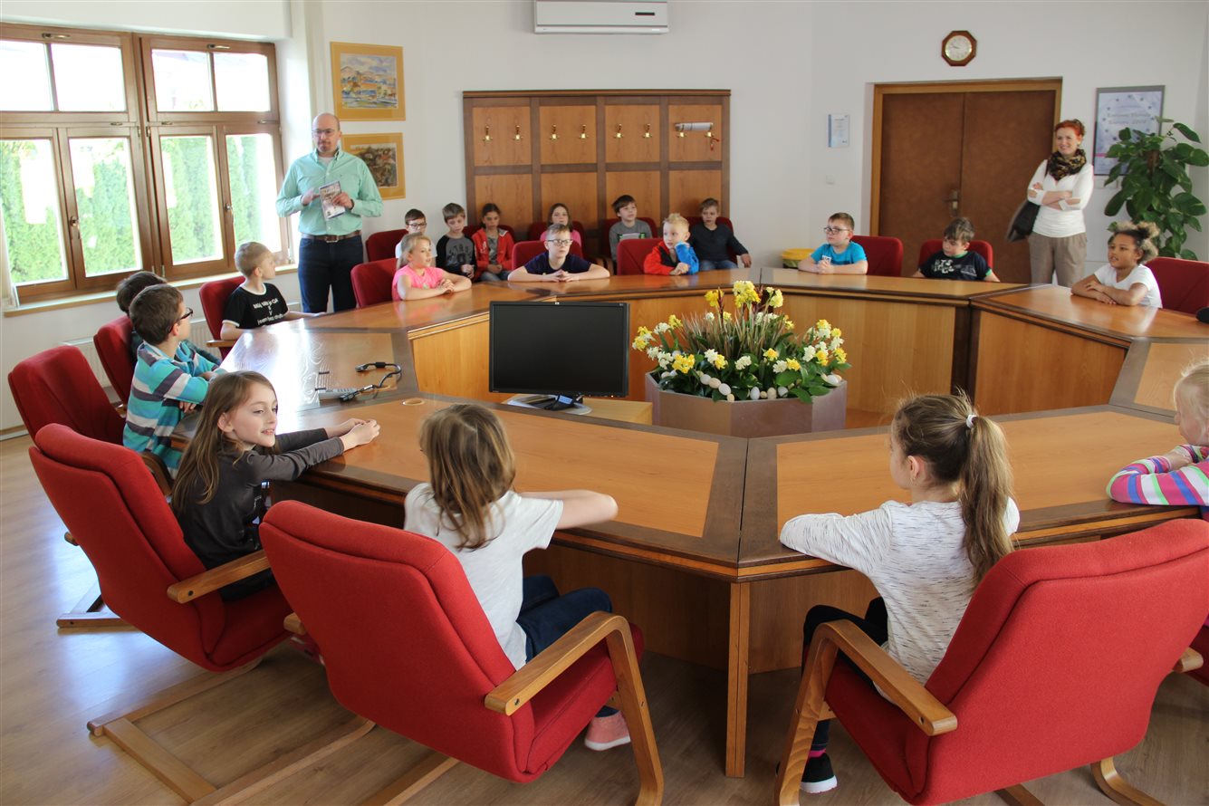 Děti v zasedací místnosti