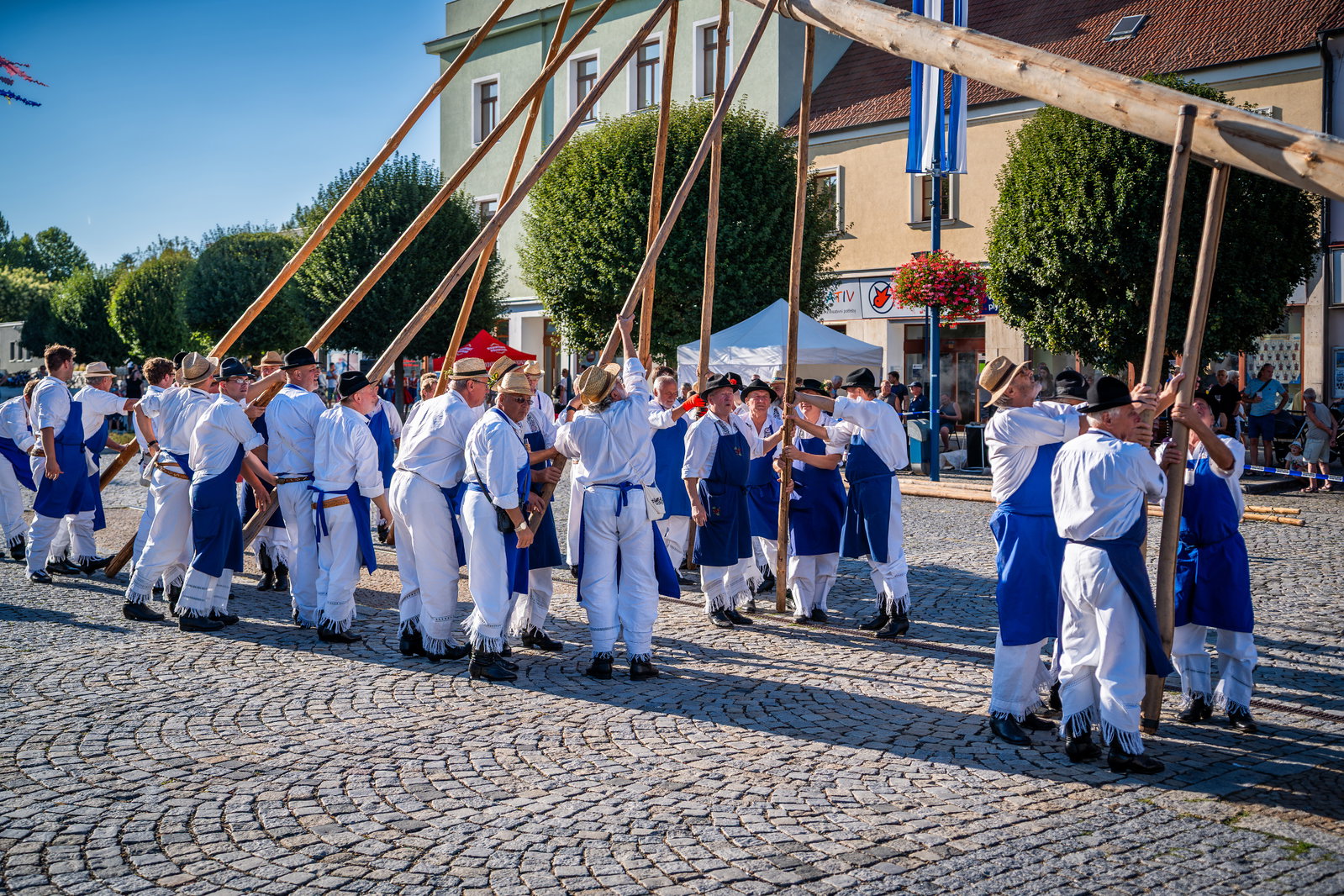 Stavění máje k příležitosti 900 let města a sousedské posezení pod májú