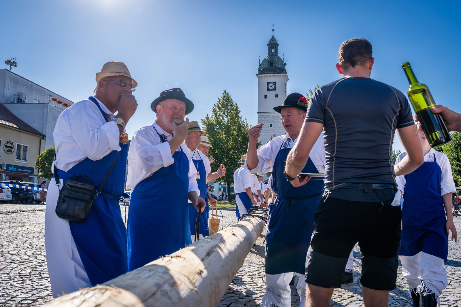Stavění máje k příležitosti 900 let města a sousedské posezení pod májú