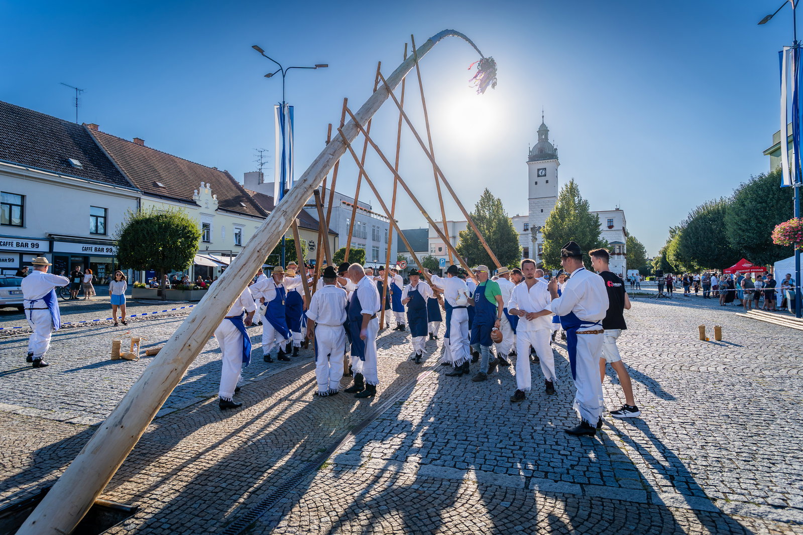 Stavění máje k příležitosti 900 let města a sousedské posezení pod májú