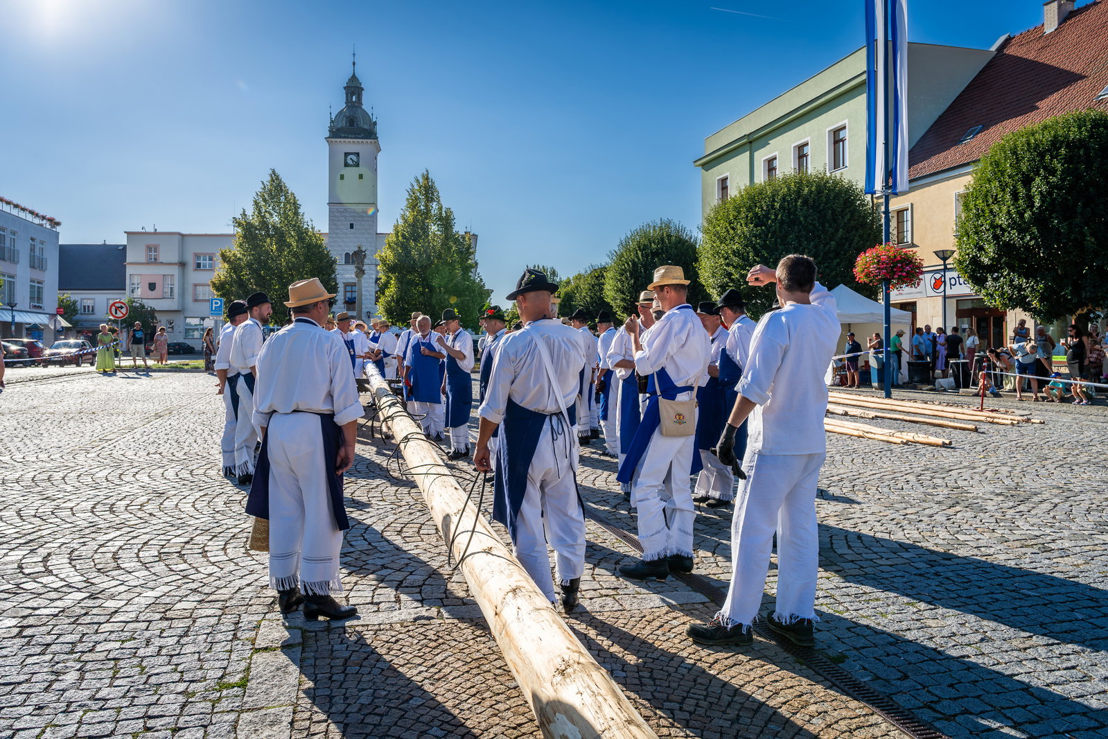 Stavění máje k příležitosti 900 let města a sousedské posezení pod májú