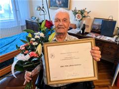 Pan Jiří Dlouhý oslavil 95. narozeniny.