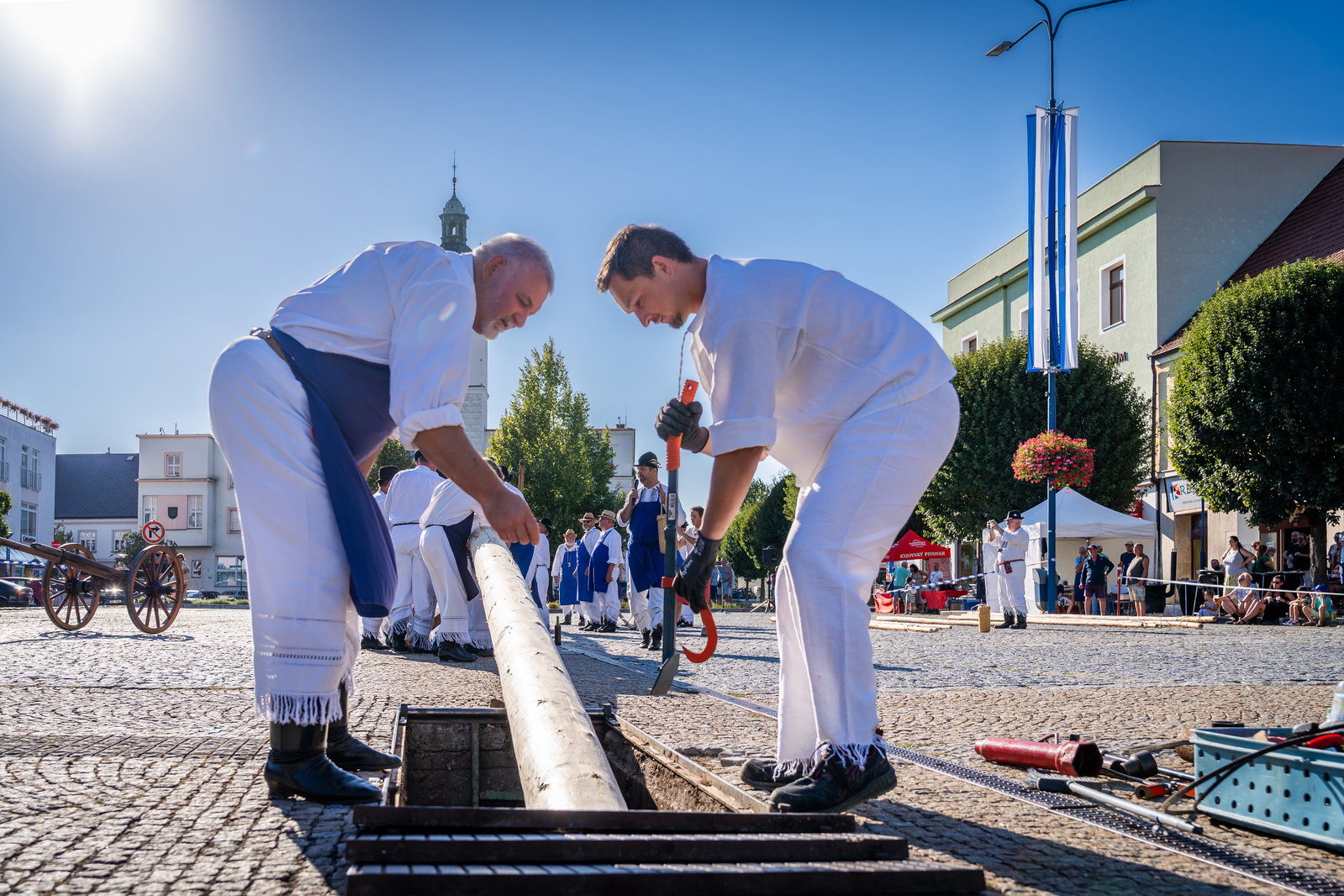 Stavění máje k příležitosti 900 let města a sousedské posezení pod májú