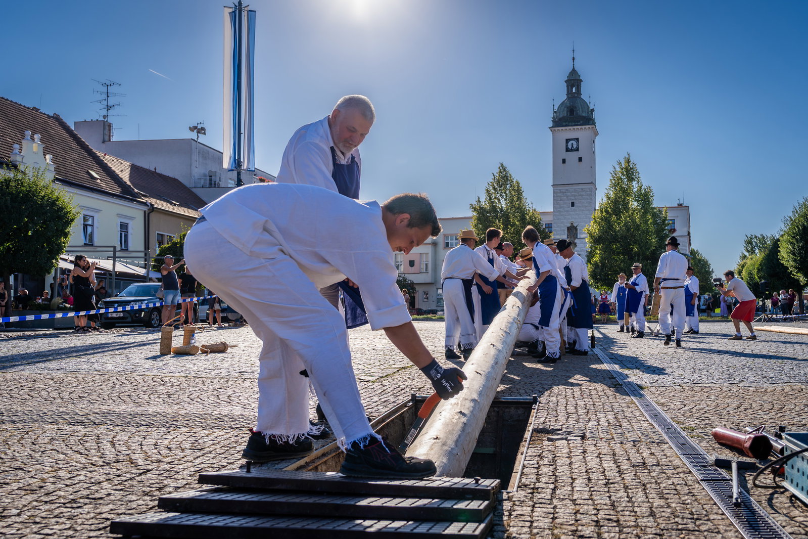 Stavění máje k příležitosti 900 let města a sousedské posezení pod májú