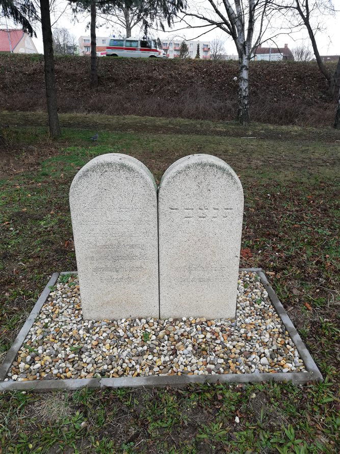 Pamatniček na ploše starého hřbitova