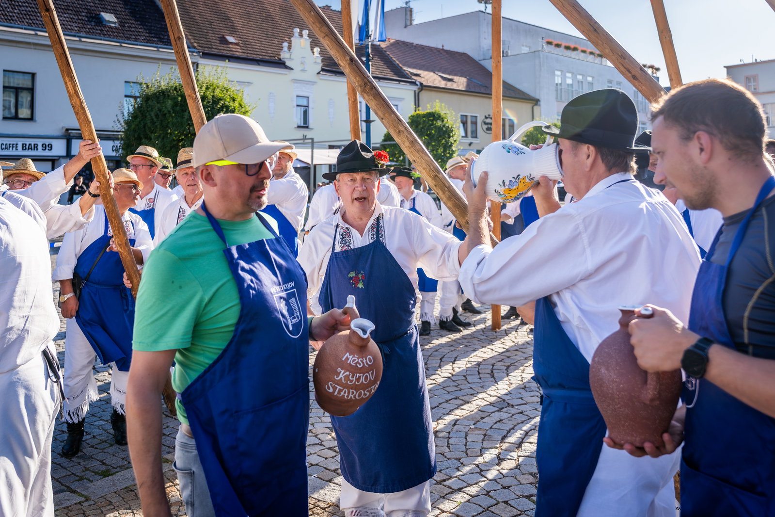 Stavění máje k příležitosti 900 let města a sousedské posezení pod májú