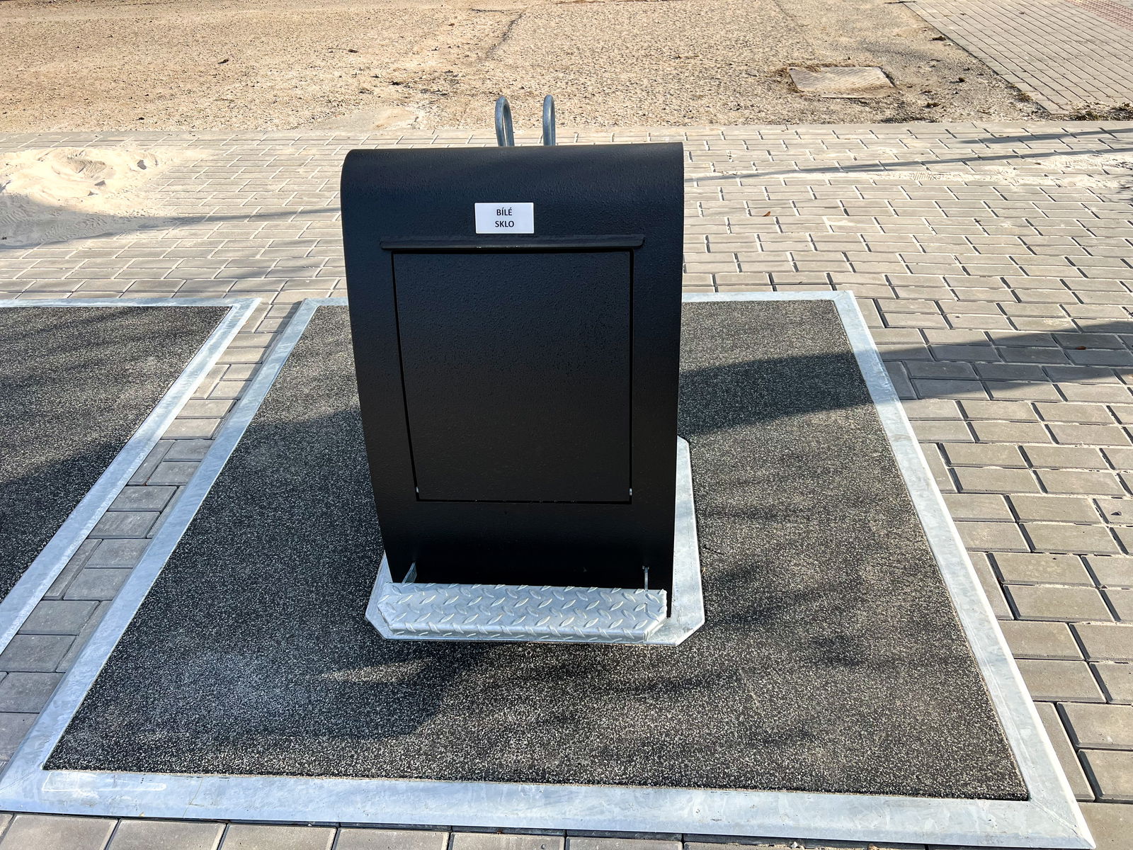 Kontejner na bílé sklo