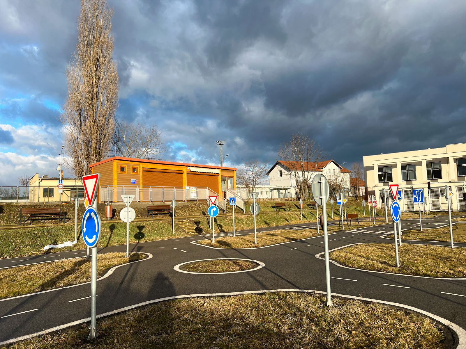 Zázemí dětského dopravního hřiště.