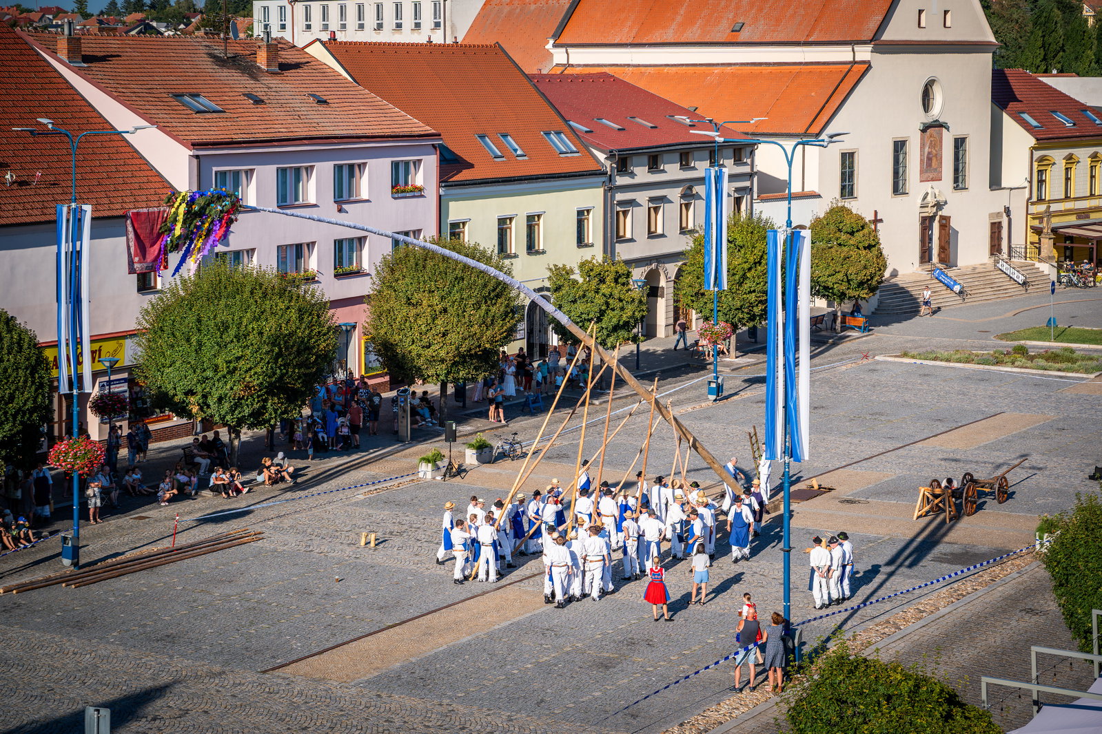 Stavění máje k příležitosti 900 let města a sousedské posezení pod májú