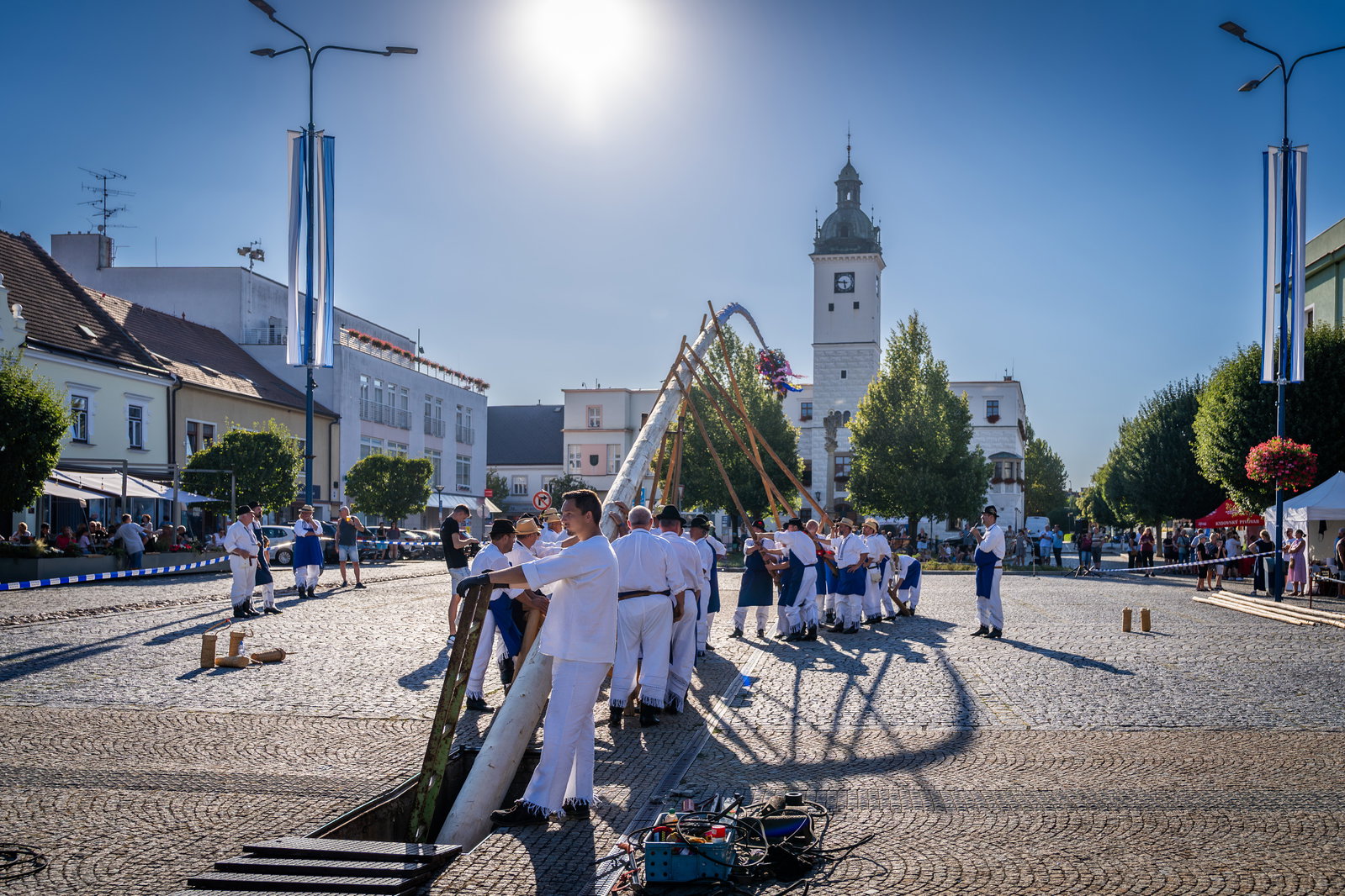 Stavění máje k příležitosti 900 let města a sousedské posezení pod májú