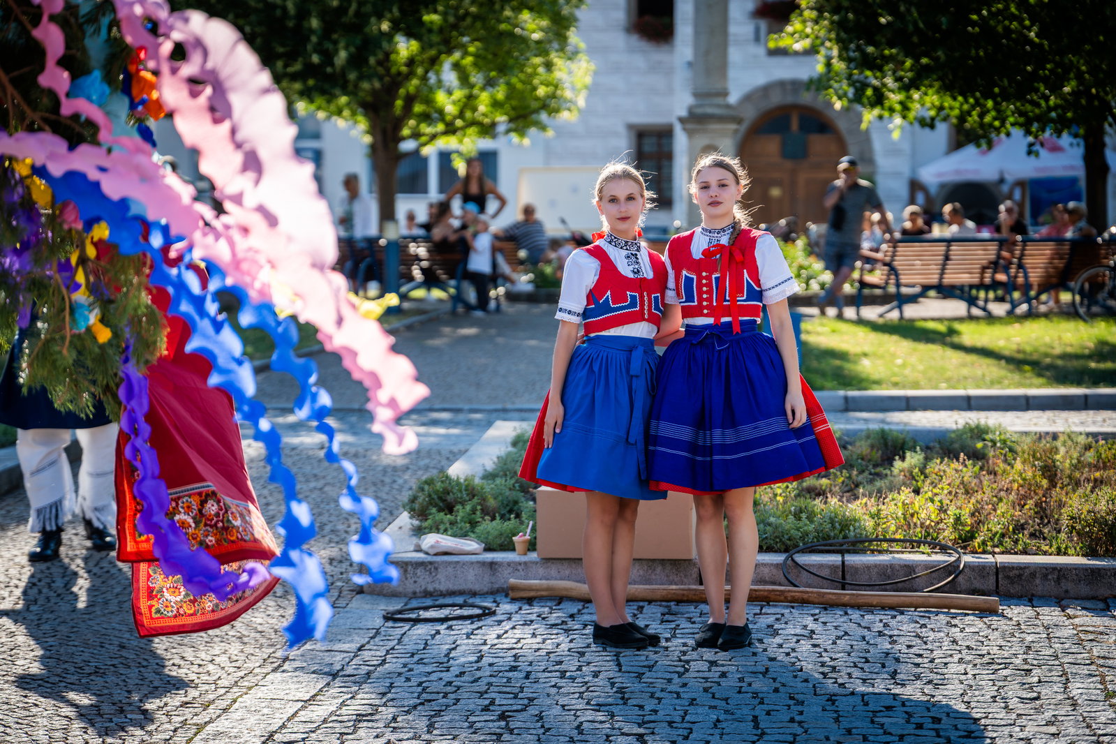 Stavění máje k příležitosti 900 let města a sousedské posezení pod májú