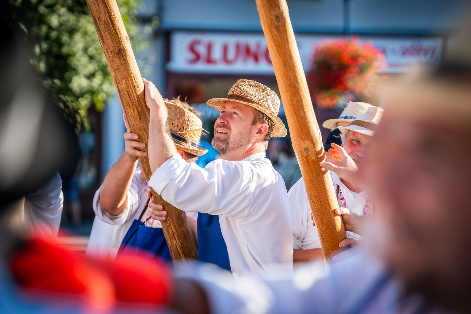 Stavění máje k příležitosti 900 let města a sousedské posezení pod májú