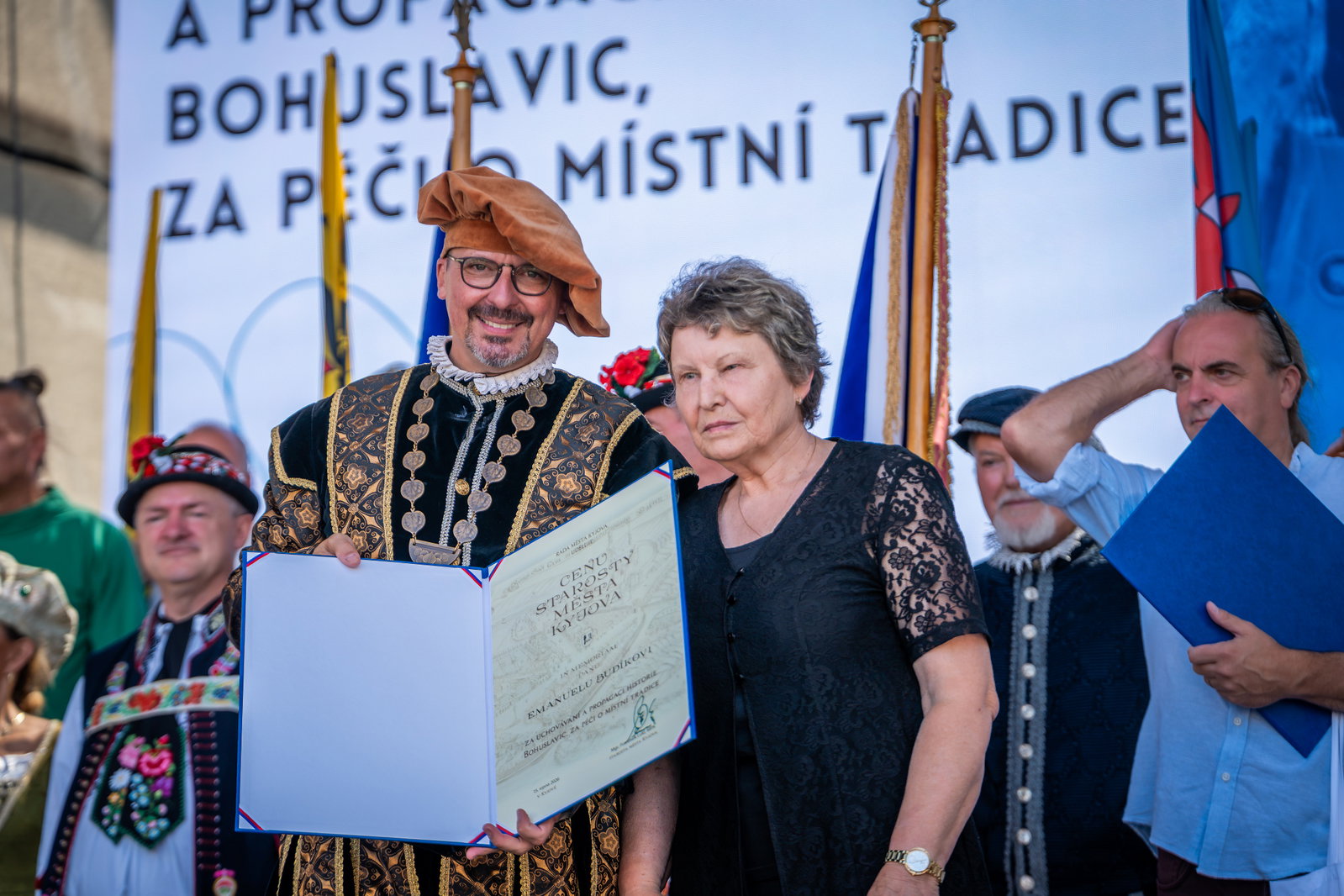 Paní Budíková přebírá cenu in memoriam za Emanuela Budíka