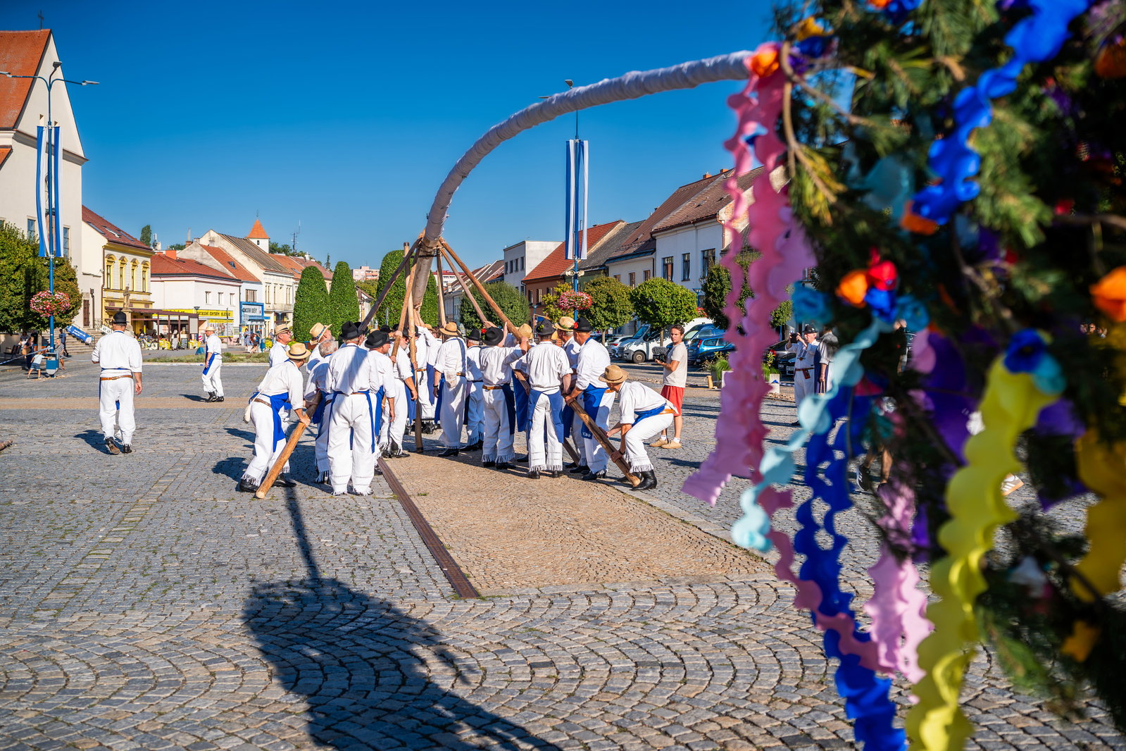 Stavění máje k příležitosti 900 let města a sousedské posezení pod májú