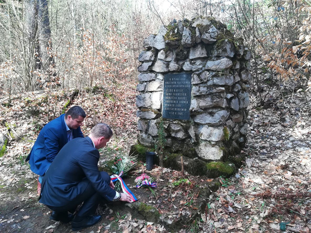 Vzdání pocty umučeným partyzánům