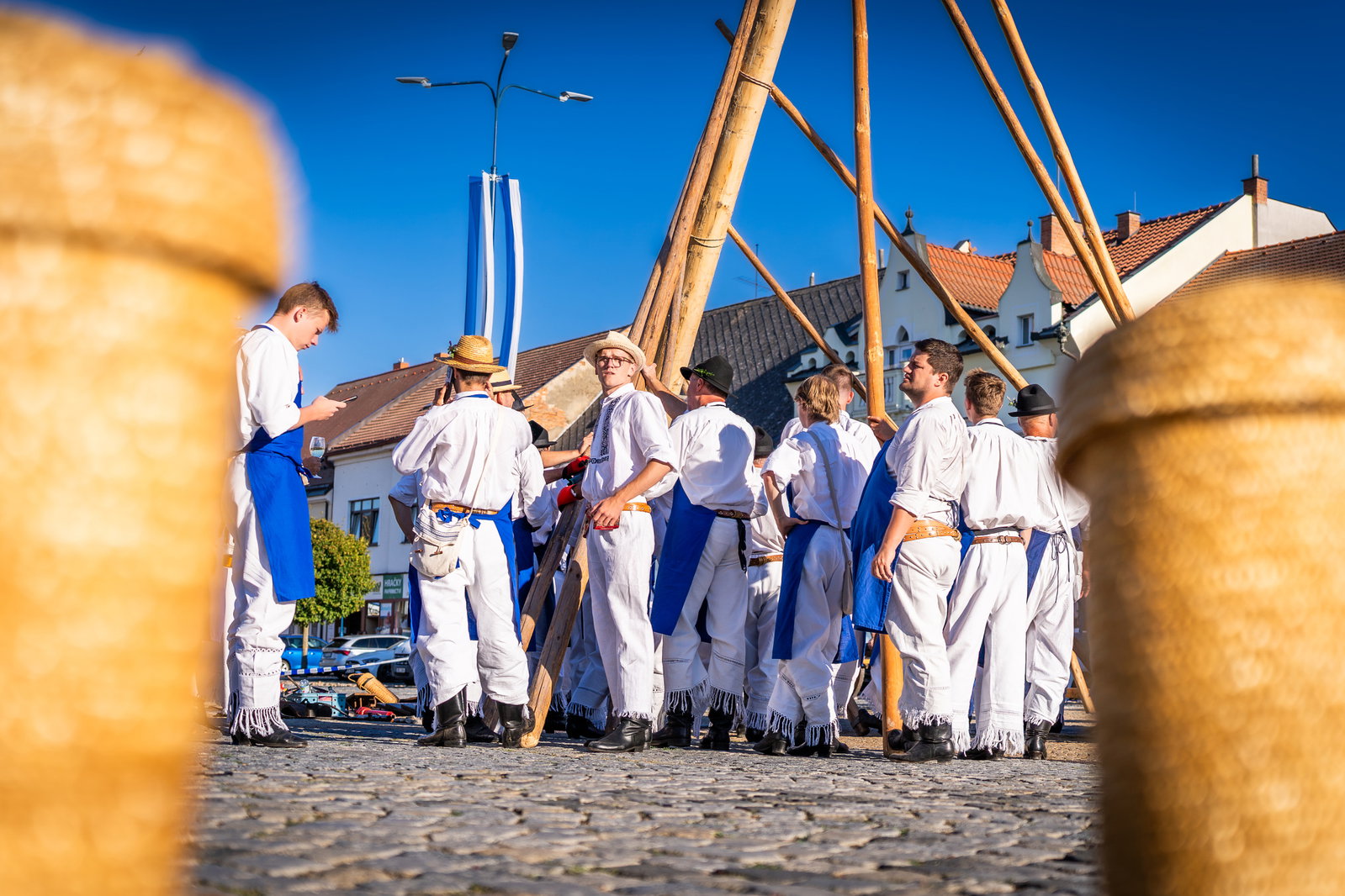Stavění máje k příležitosti 900 let města a sousedské posezení pod májú