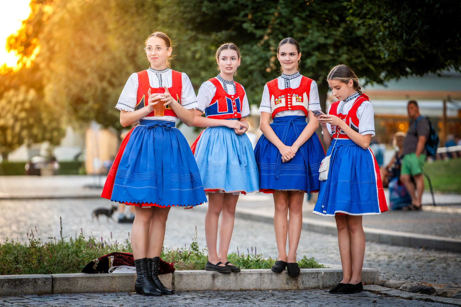 Stavění máje k příležitosti 900 let města a sousedské posezení pod májú