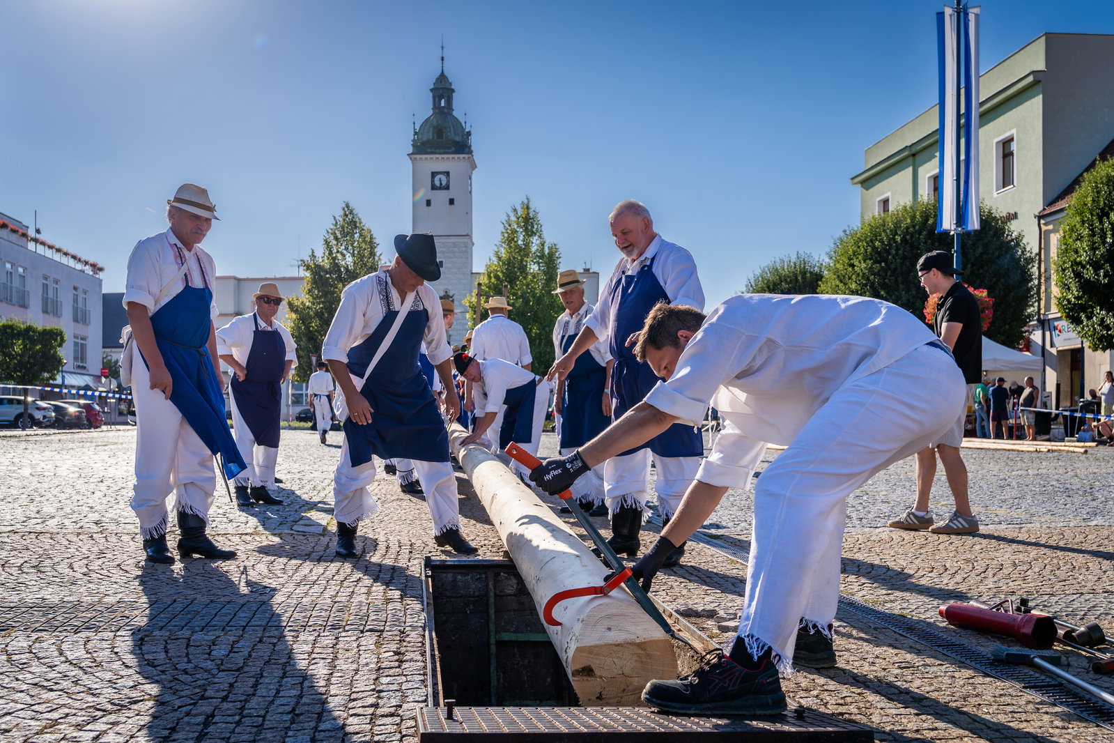 Stavění máje k příležitosti 900 let města a sousedské posezení pod májú