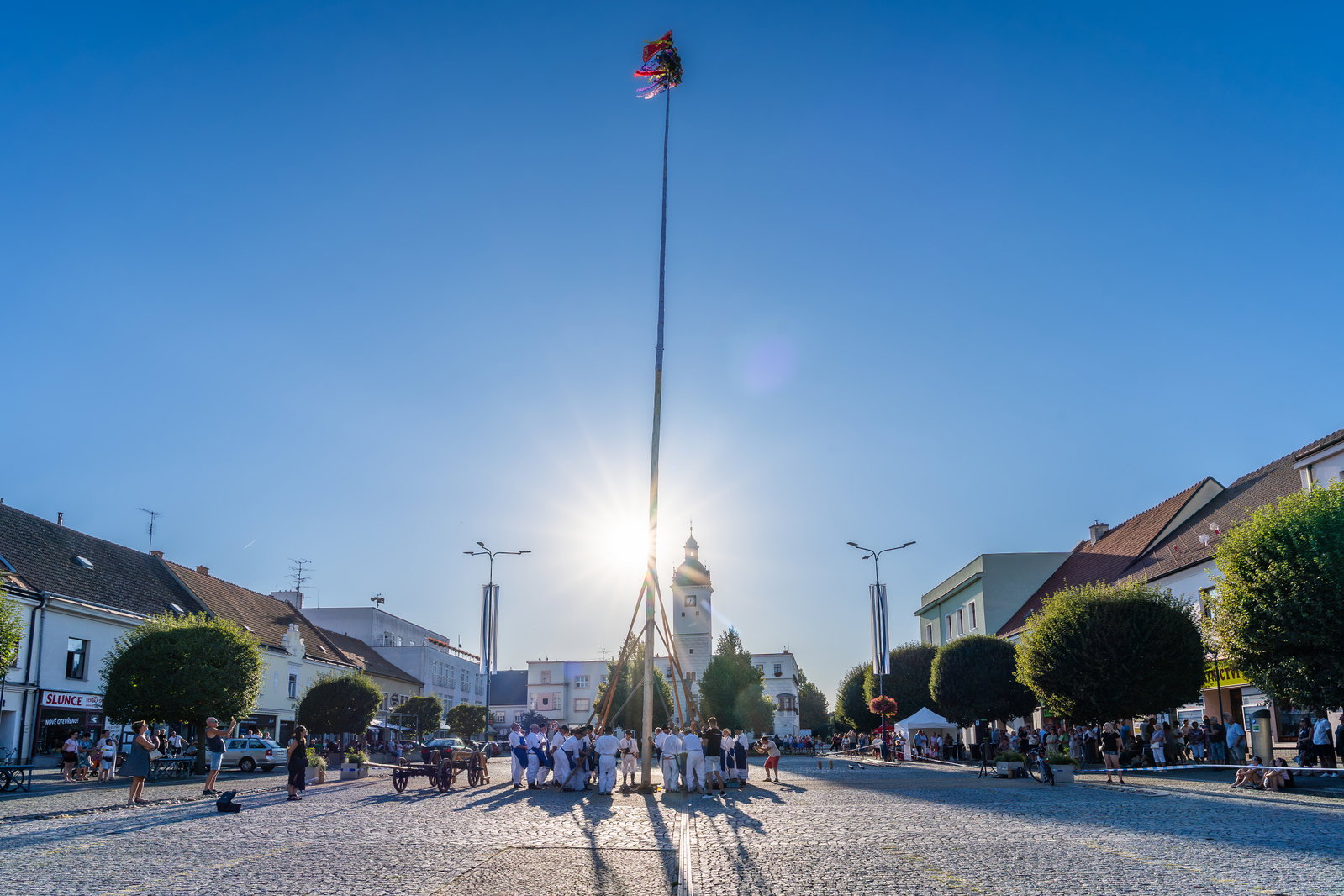 Stavění máje k příležitosti 900 let města a sousedské posezení pod májú
