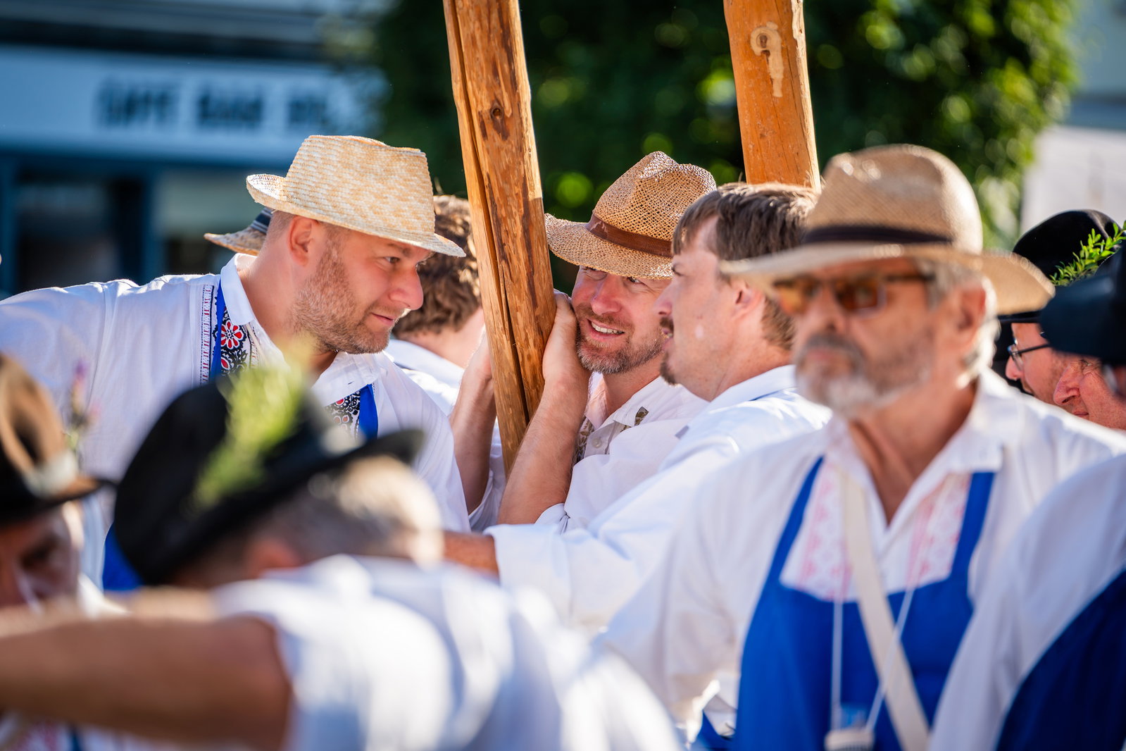 Stavění máje k příležitosti 900 let města a sousedské posezení pod májú