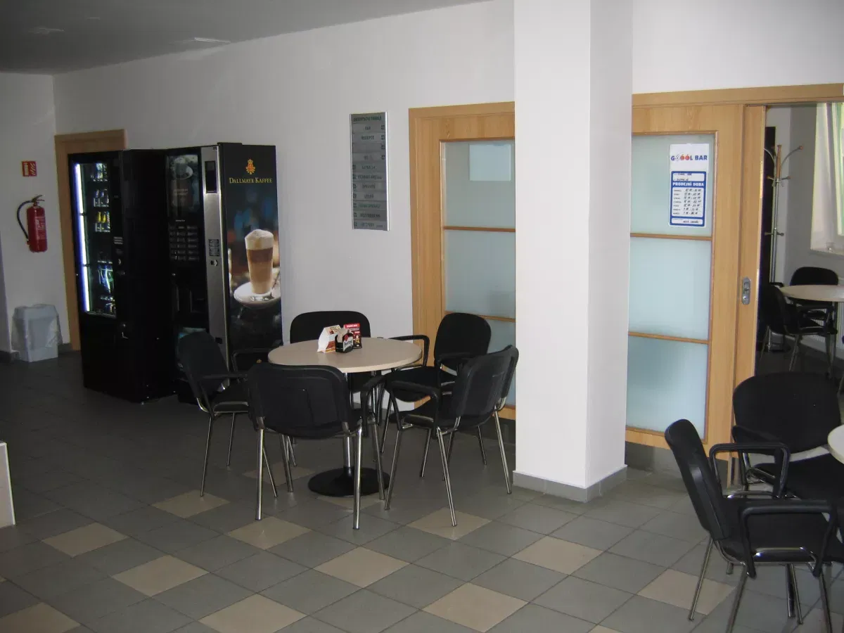 Chodba s možností posezení a automatu na kávu
